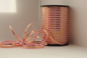 Лента бобина 5ммх250м с золотой полосой Розовая