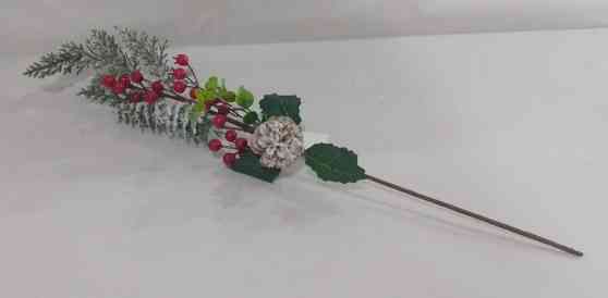 НГ Декоративное украшение Ветка хвойная с шишкой и ягодами (заснеженная) 62смАА